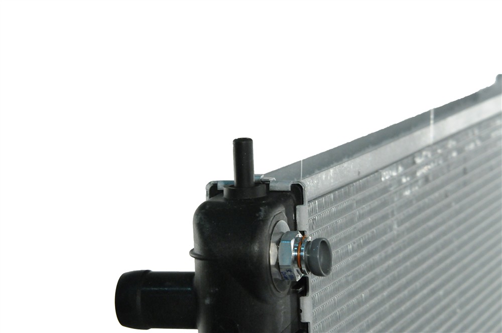GM Genuine Parts Radiator 21616 — image 3