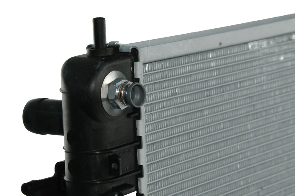 GM Genuine Parts Radiator 21616 — image 4