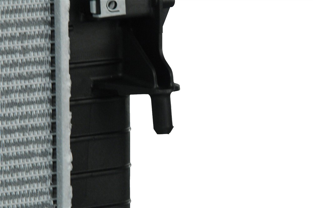 GM Genuine Parts Radiator 21616 — image 8